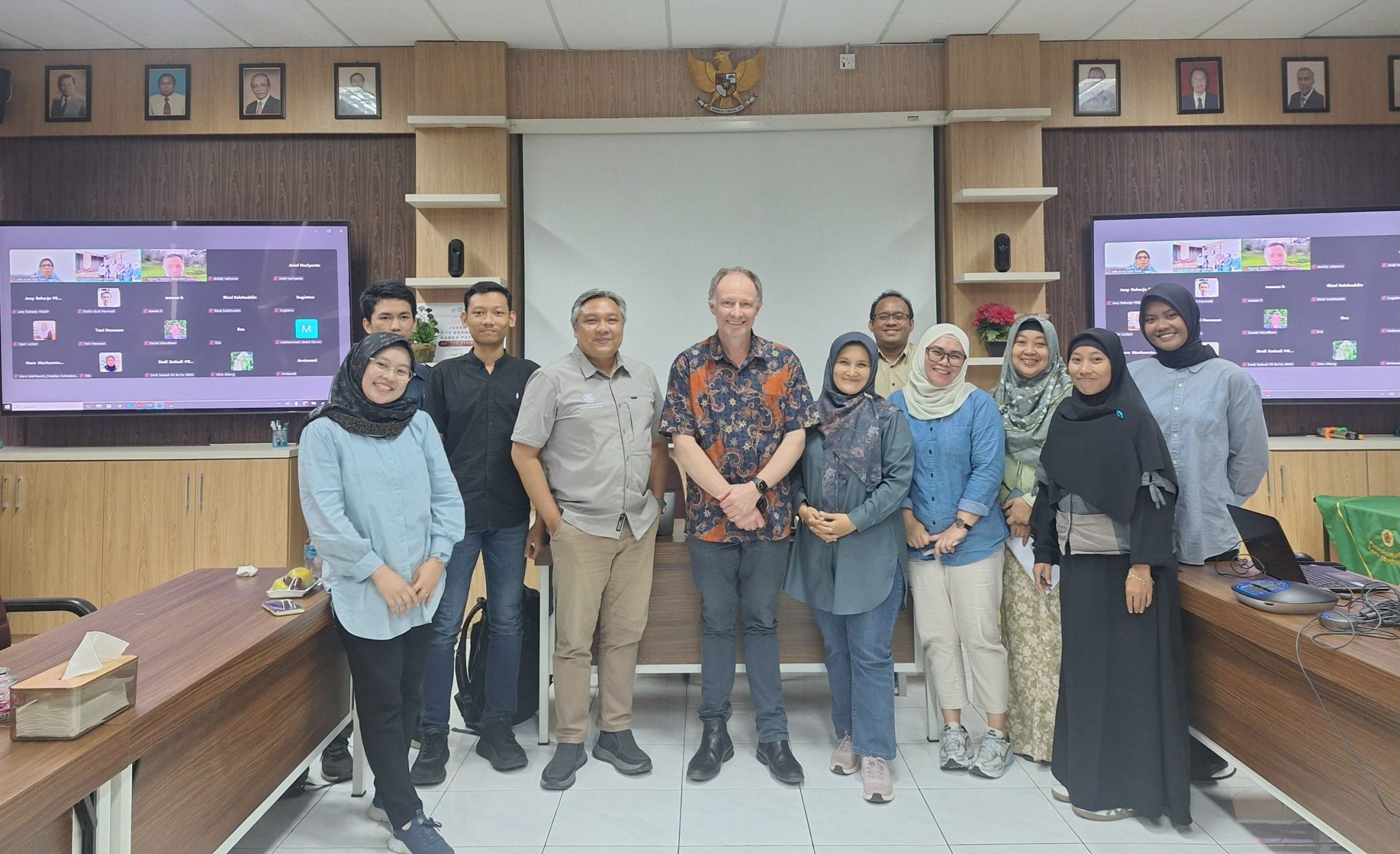 Kuliah Umum Bersama Dr. Daniel Mendham bertajuk “The Urgency to Unleash ...
